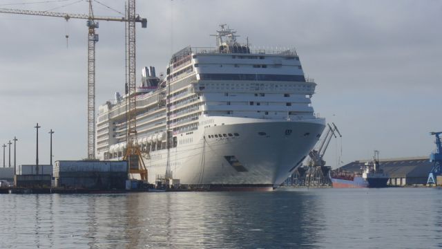 MSC Magnifica - Penhoet - 26 octobre 2009.JPG